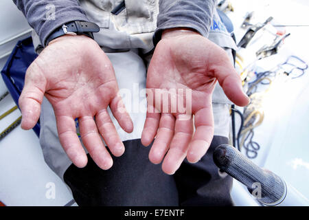 À bord de l'IMOCA Open 60 avec équipage Macif de François Gabart et Michel Desjoyeaux pendant une session de formation avant la Transat Jacques Vabre dans la Manche de Plymouth à Port la Foret après qu'elle a gagné sa classe sur la Rolex Fastnet Race. Banque D'Images