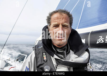À bord de l'IMOCA Open 60 avec équipage Macif de François Gabart et Michel Desjoyeaux pendant une session de formation avant la Transat Jacques Vabre dans la Manche de Plymouth à Port la Foret après qu'elle a gagné sa classe sur la Rolex Fastnet Race. Banque D'Images