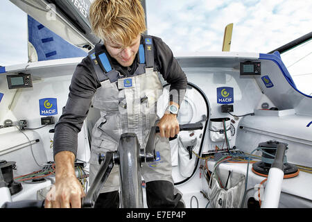 À bord de l'IMOCA Open 60 avec équipage Macif de François Gabart et Michel Desjoyeaux pendant une session de formation avant la Transat Jacques Vabre dans la Manche de Plymouth à Port la Foret après qu'elle a gagné sa classe sur la Rolex Fastnet Race. Banque D'Images