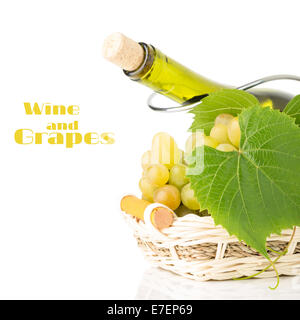 Grappe de raisin dans panier en osier avec bouteille de vin derrière elle. Winery background isolated on white Banque D'Images