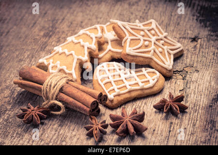 Gingerbread cookies de Noël sur fond de bois. Image tonique Banque D'Images