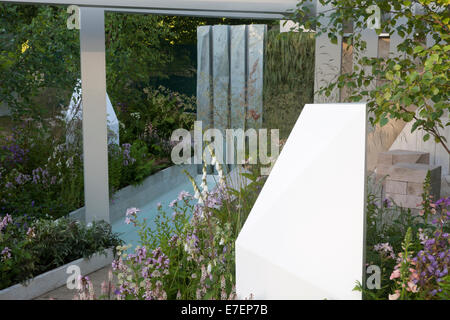 Jardin - un jardin de solitude - pergola contemporaine avec jardin fabriqués à partir de matériaux recyclés et réutilisés reclai Banque D'Images