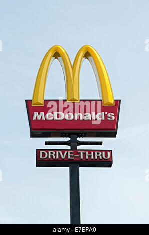 Macdonald's restaurant route à travers sign in West Midlands oldbury Banque D'Images