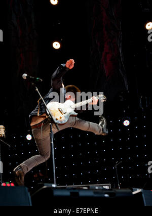 Lukas Nelson sautant à travers la scène en mettant sur une très haute performance énergétique à l'aide de ferme 2014 Banque D'Images