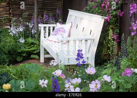 Jardin - Jardin Hérisson - Vue du banc de jardin coin avec cosmos dans l'avant-plan - Designer - Tracy Foster Banque D'Images