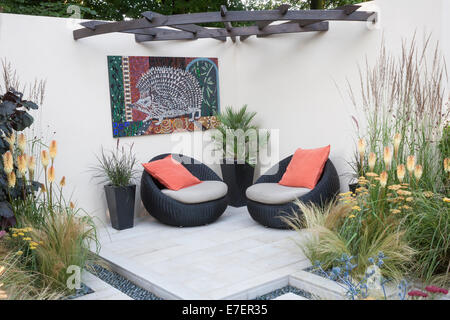 Jardin - Jardin Hérisson - Vue du jardin contemporain espace de vie en plein air avec la plantation de graminées achillea e Banque D'Images