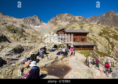 Un refuge au lac blanc dans la gamme au-dessus de l'Aiguille Rouge, Chamonix France. Banque D'Images