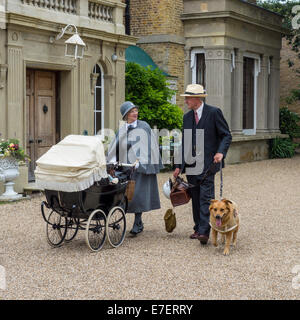 1940 re-enactment couple médecin nounou chien de sauvetage pram vintage Banque D'Images