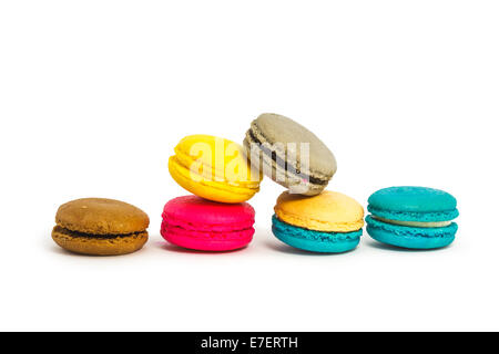 Macarons français sur fond blanc Banque D'Images