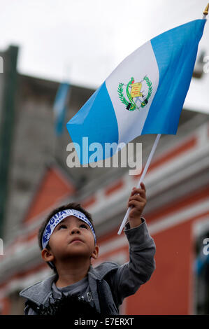 Guatemala City, Guatemala. 15 Sep, 2014. Un enfant est titulaire d'un drapeau national guatémaltèque pendant la commémoration de la 193e anniversaire de l'indépendance nationale dans la ville de Guatemala, capitale du Guatemala, le 15 septembre 2014. Crédit : Luis Echeverria/Xinhua/Alamy Live News Banque D'Images