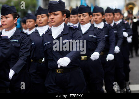 Guatemala City, Guatemala. 15 Sep, 2014. Les étudiants de l'Académie de Police nationale civile participent à un défilé pour commémorer le 193e anniversaire de l'indépendance nationale dans la ville de Guatemala, capitale du Guatemala, le 15 septembre 2014. Crédit : Luis Echeverria/Xinhua/Alamy Live News Banque D'Images