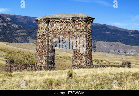 Horizontal de l'image Gros plan du Parc National de Yellowstone Roosevelt arche de pierre à l'entrée nord du Montana avec ciel bleu et Banque D'Images