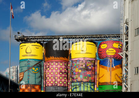 Giants peint par OSGEMEOS silos à béton sur l'océan à Granville Island, Vancouver, British Columbia, Canada Banque D'Images