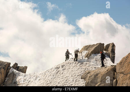 Alpinistes sur l'arête des Cosmiques à l'Aiguille du Midi au-dessus de Chamonix, France. Banque D'Images