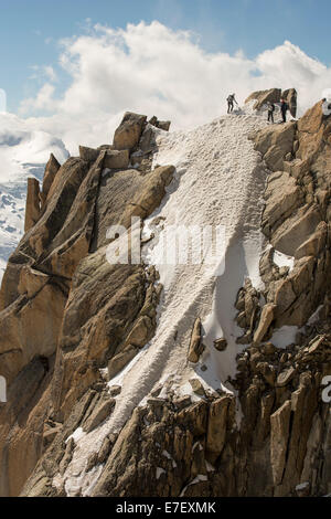 Alpinistes sur l'arête des Cosmiques à l'Aiguille du Midi au-dessus de Chamonix, France. Banque D'Images