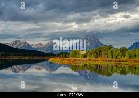 À la recherche de l'autre côté de la rivière Snake à Oxbow Bend , Grand Teton National Park au début de l'automne des tempêtes avec des capacités. Banque D'Images