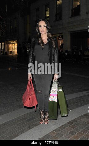 Une enceinte Tamara Ecclestone bénéficie d'une virée shopping à Harrods à Knightsbridge comprend : Tamara Ecclestone Où : London, Royaume-Uni Quand : 13 Mars 2014 Banque D'Images