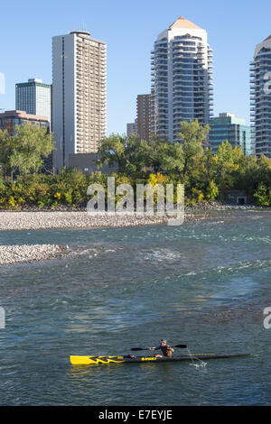 Calgary, Alberta, Canada, 15 septembre 2014. L'homme se pagaie le long de la rivière Bow à la fin de l'été avec une température atteignant 22 degrés C. les Calgariens ont apprécié le temps chaud aujourd'hui après les tempêtes de neige de la semaine dernière Banque D'Images