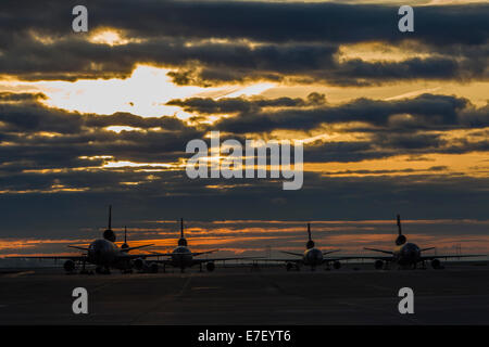 KC-10 Extender de l'US Air Force s'asseoir sur la rampe à Travis Air Force Base, en Californie, au lever du soleil. Banque D'Images