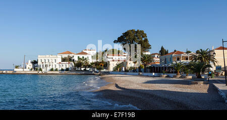 Spetses Town promenade de la plage et de bâtiments. L'île égéenne grec est populaire avec la classe plus riches de voyageurs. Banque D'Images