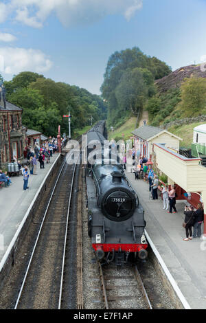 Une locomotive à vapeur en tirant sur la station Goathland North Yorkshire Moors, l'Angleterre. Banque D'Images