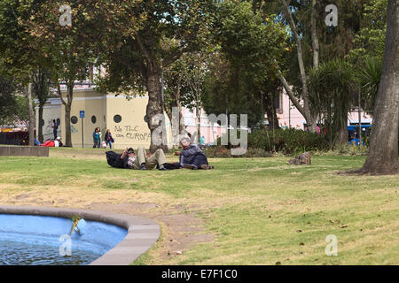 Des hommes non identifiés ont couché sur la pelouse dans le parc Alameda, le 8 août 2014 à Quito, Equateur Banque D'Images