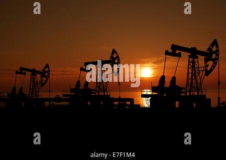 Illustration de oilfield avec pompe sur fond coucher de soleil Banque D'Images