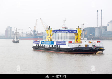 Woolwich ferry gratuit durant le Festival des grands voiliers sur la Tamise à Greenwich Royal et de Woolwich, à Londres en septembre 2014 Banque D'Images