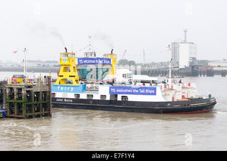 Woolwich ferry gratuit durant le Festival des grands voiliers sur la Tamise à Greenwich Royal et de Woolwich, à Londres en septembre 2014 Banque D'Images