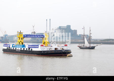 Woolwich ferry gratuit durant le Festival des grands voiliers sur la Tamise à Greenwich Royal et de Woolwich, à Londres en septembre 2014 Banque D'Images