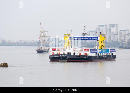 Woolwich ferry gratuit durant le Festival des grands voiliers sur la Tamise à Greenwich Royal et de Woolwich, à Londres en septembre 2014 Banque D'Images