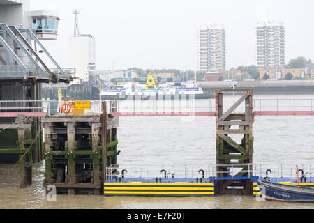 Woolwich ferry gratuit durant le Festival des grands voiliers sur la Tamise à Greenwich Royal et de Woolwich, à Londres en septembre 2014 Banque D'Images