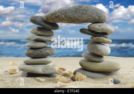 Stone Gate sur un fond de l'océan Banque D'Images