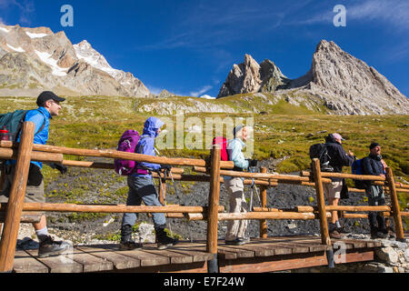 Walker sur le Tour du Mont Blanc dans le Vallon de la Lex Blanche en Italie, sous le Mont Blanc. Banque D'Images