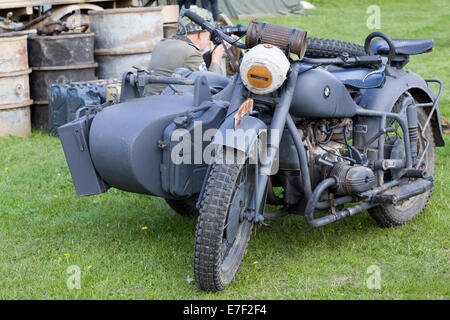 L'homme prend une photo près d'une Gun Metal Gray moto BMW allemande sur l'affichage Banque D'Images