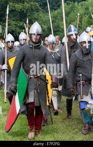 Des soldats anglo-saxon après une bataille à une reconstitution historique Banque D'Images