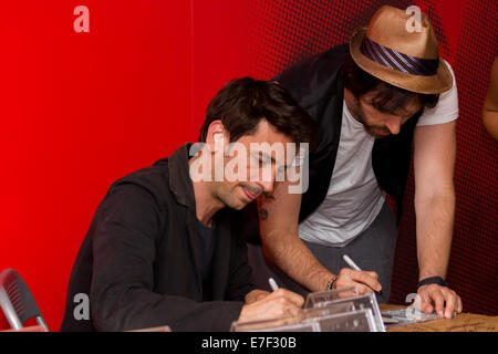 Turin, Italie. 1e Septembre, 2014. Zero Assoluto, duo de musique pop italienne formé par Thomas De Gasperi et Matteo Maffucci, rencontré des fans à la Feltrinelli pour écrire le nouvel album 'Alla fine del giorno" et s'amuser avec eux. Crédit : Elena Aquila/Pacific Press/Alamy Live News Banque D'Images