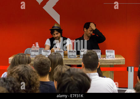 Turin, Italie. 1e Septembre, 2014. Zero Assoluto, duo de musique pop italienne formé par Thomas De Gasperi et Matteo Maffucci, rencontré des fans à la Feltrinelli pour écrire le nouvel album 'Alla fine del giorno" et s'amuser avec eux. Crédit : Elena Aquila/Pacific Press/Alamy Live News Banque D'Images