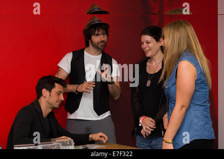 Turin, Italie. 1e Septembre, 2014. Zero Assoluto, duo de musique pop italienne formé par Thomas De Gasperi et Matteo Maffucci, rencontré des fans à la Feltrinelli pour écrire le nouvel album 'Alla fine del giorno" et s'amuser avec eux. Crédit : Elena Aquila/Pacific Press/Alamy Live News Banque D'Images