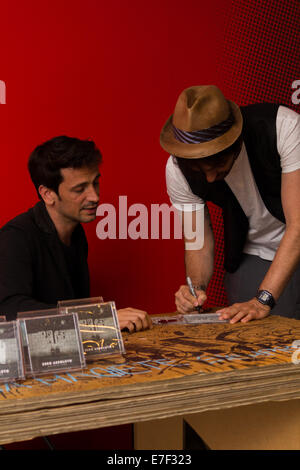 Turin, Italie. 1e Septembre, 2014. Zero Assoluto, duo de musique pop italienne formé par Thomas De Gasperi et Matteo Maffucci, rencontré des fans à la Feltrinelli pour écrire le nouvel album 'Alla fine del giorno" et s'amuser avec eux. Crédit : Elena Aquila/Pacific Press/Alamy Live News Banque D'Images