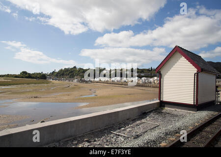 Boîte de signal à Porthmadog gare, avec vue sur l'estuaire. Ffestiniog et Welsh Highland Railway. Banque D'Images