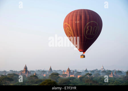 Montgolfière sur le paysage dans la lumière du matin, temples, stupas, pagodes, temples, Plateau de Bagan Banque D'Images