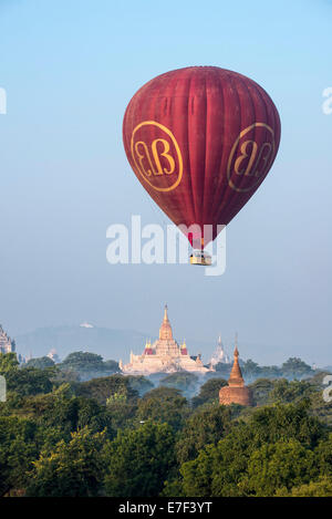 Montgolfière sur le paysage dans la lumière du matin, Ananda Temple, temple complexe avec une structure de tour en plaqué or ou Banque D'Images