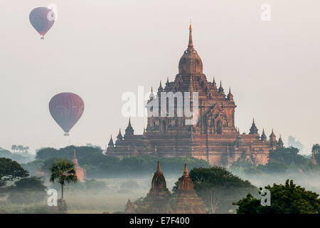 Les ballons à air sur le paysage dans le brouillard matinal, temples, stupas, pagodes, temples, Plateau de Bagan Banque D'Images