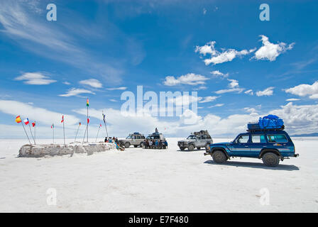 Avoir une pause, VUS, Salar de Uyuni, près de Colchani, Potosí, Altiplano, Bolivie Banque D'Images