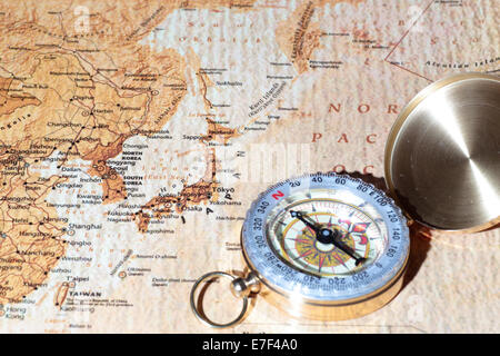 Boussole sur une carte indiquant au Japon, la planification d'une destination de voyage Banque D'Images