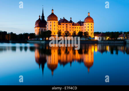 Château de Moritzburg au crépuscule, Dresde, Saxe, Allemagne Banque D'Images