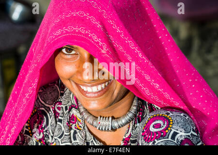 Une jeune femme portant un voile rose, Mumbai, Maharashtra, Inde Banque D'Images