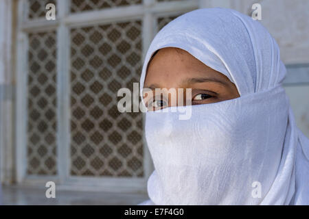 Un portrait d'une jeune femme musulmane voilée se rendant sur le Bibi Ka Maqbara, Aurangabad, Maharashtra, Inde Banque D'Images