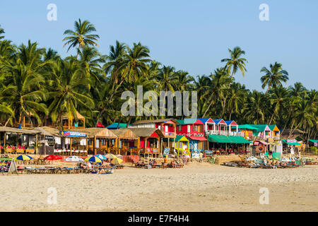 Huttes peintes de couleurs vives à plage de Palolem, Canacona, Goa, Inde Banque D'Images